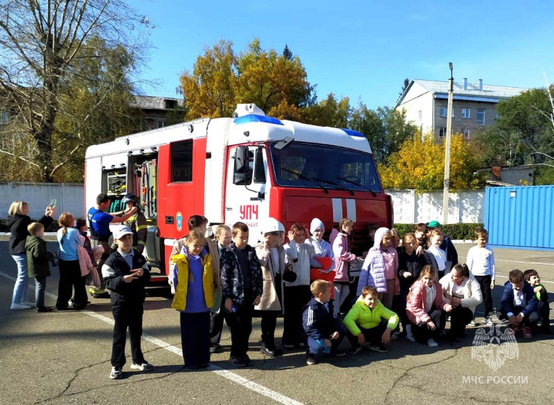 Школьники в Барнаульском учебном центре федеральной противопожарной службы