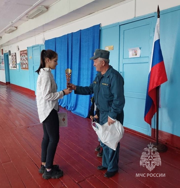 Специалисты МЧС России с детьми о серьезном и важном