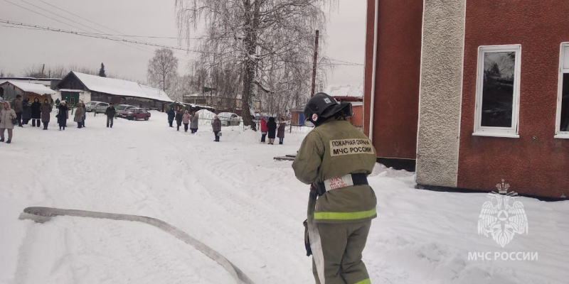 От мала до велика: специалисты МЧС России о пожарной безопасности взрослым и детям