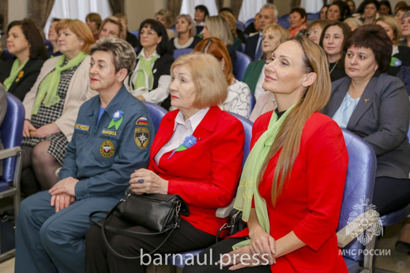 В Барнауле состоялся форум «Семья. Мама. Россия», в котором приняли участие специалисты и кадеты МЧС России