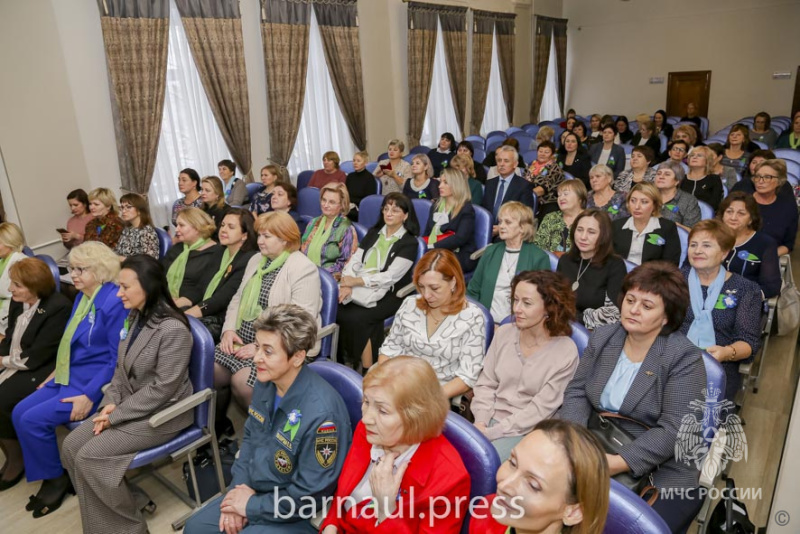 В Барнауле состоялся форум «Семья. Мама. Россия», в котором приняли участие специалисты и кадеты МЧС России