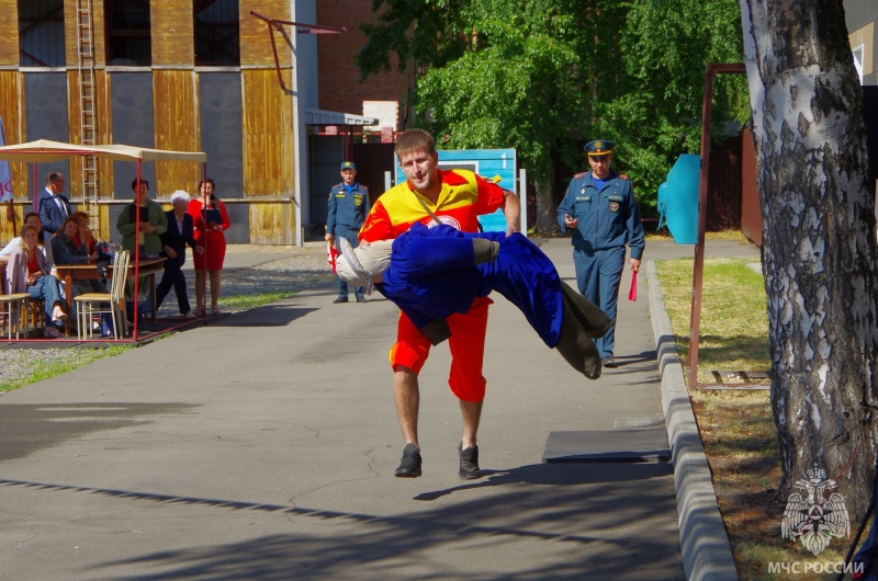 Прошли соревнования добровольных пожарных дружин «Бийского олеумного завода»