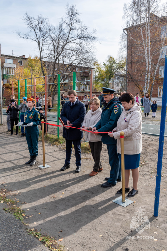 Сотрудники МЧС России города Бийска приняли участие в торжественном открытии новой пожарной полосы препятствий в школе № 18 (25.10.2024)