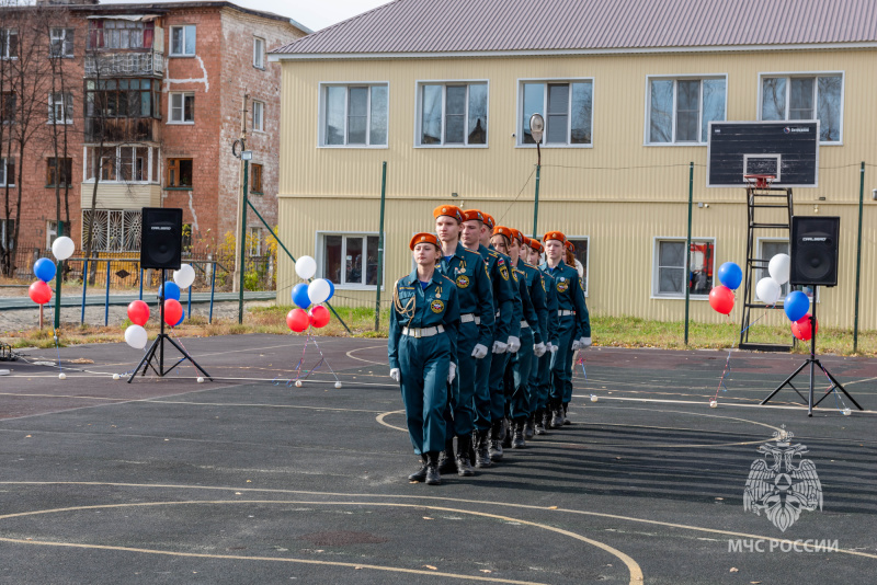 Сотрудники МЧС России города Бийска приняли участие в торжественном открытии новой пожарной полосы препятствий в школе № 18 (25.10.2024)