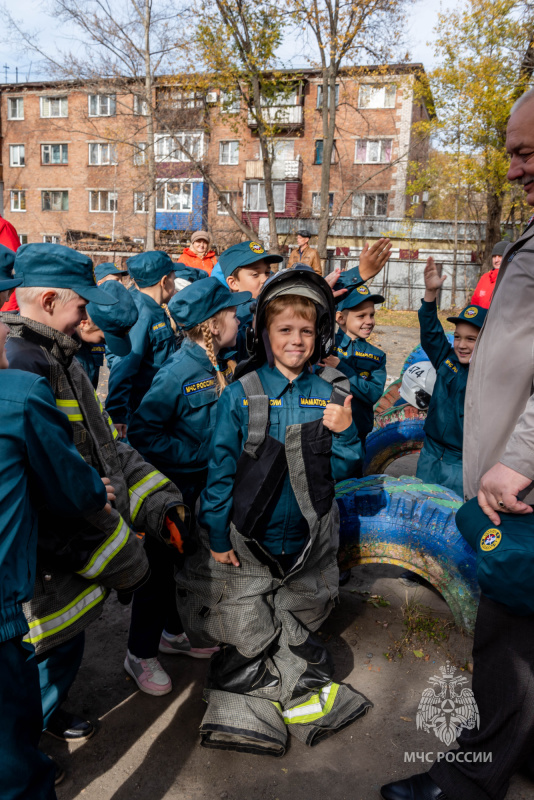 Сотрудники МЧС России города Бийска приняли участие в торжественном открытии новой пожарной полосы препятствий в школе № 18 (25.10.2024)