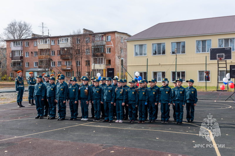 Сотрудники МЧС России города Бийска приняли участие в торжественном открытии новой пожарной полосы препятствий в школе № 18 (25.10.2024)