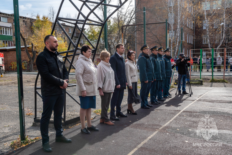 Сотрудники МЧС России города Бийска приняли участие в торжественном открытии новой пожарной полосы препятствий в школе № 18 (25.10.2024)