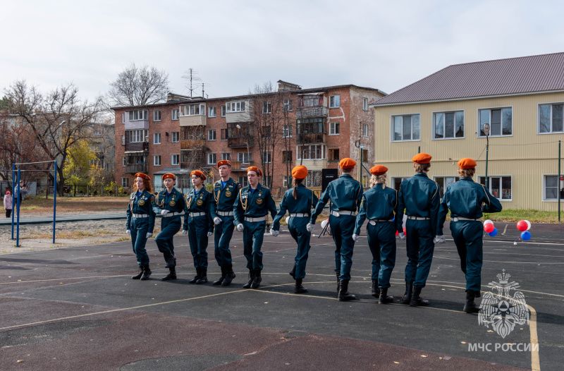 Сотрудники МЧС России города Бийска приняли участие в торжественном открытии новой пожарной полосы препятствий в школе № 18 (25.10.2024)